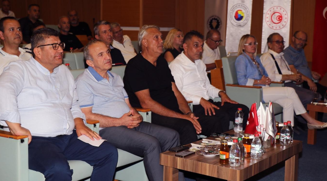 TSO meclisinde Gazi Mustafa Kemal Atatürk ve arkadaşları için saygı duruşu