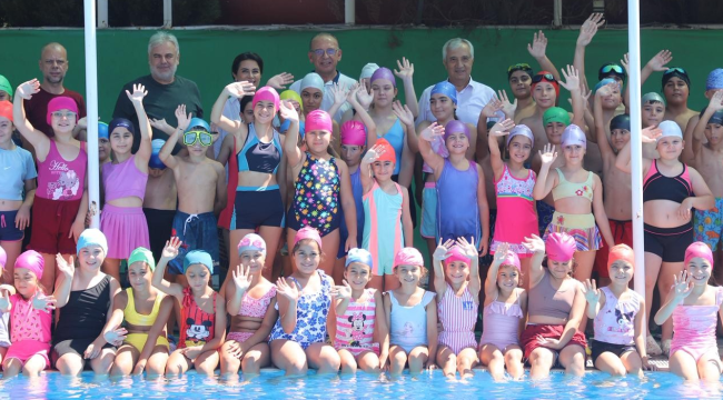 Yüzmeyi öğrendiler belgeleri başkandan aldılar