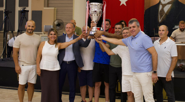 Zıpkınla balık avlama şampiyonası'nda birinci olan Kuşadası sualtı sporcuları hediye yağmuru