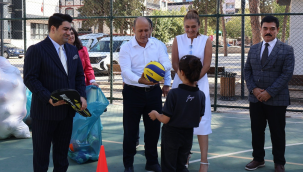 Ahmetli'de belediye öğrencilere spor malzemeleri dağıttı