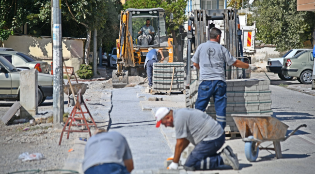 Akhisar'da kaldırım ve parke taşı döşemesi sürüyor