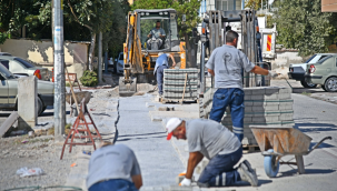Akhisar'da kaldırım ve parke taşı döşemesi sürüyor