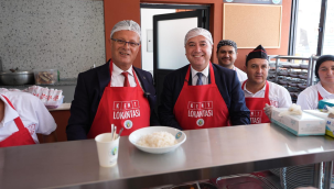 Başkanlar önce açtılar sonra aşçı olup yemek dağıttılar