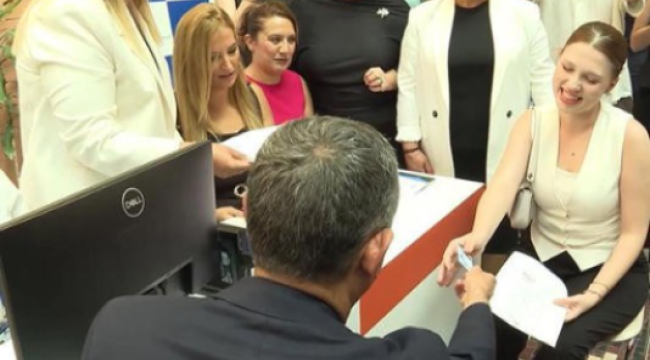 CHP genel başkanı Özel,Nehir'in üniversiteye kaydını yaptırdı 