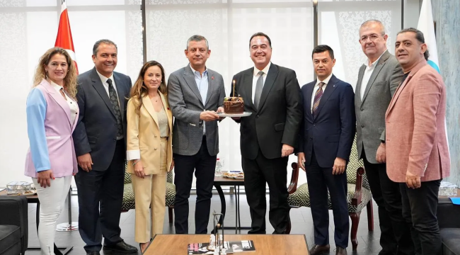 CHP lideri Özel'den başkan Dutlulu'ya sürpriz doğum günü kutlaması