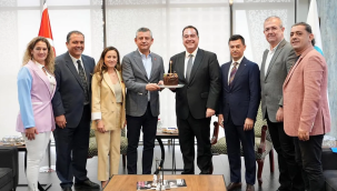 CHP lideri Özel'den başkan Dutlulu'ya sürpriz doğum günü kutlaması