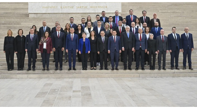 CHP lideri Özel, yeni PM ve YDK üyeleriyle Anıtkabiri ziyaret etti