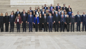 CHP lideri Özel, yeni PM ve YDK üyeleriyle Anıtkabiri ziyaret etti