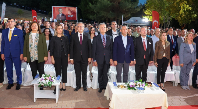 CHP lideri Uşak'ta Ferdi Zeyrek amfi salonu açtı