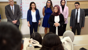 Derslere giren rektör Kibar fakülteleri ziyaret etti