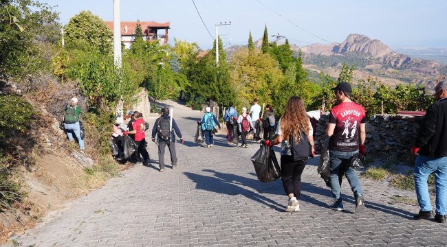 Gönüllülerden örnek davranış!Yürüdükleri yolu temizlediler