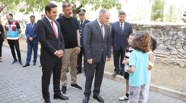 Manisa valisi Özkan Kula'da çeşitli temaslarda bulundu