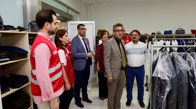 Hizmete açılan Kızılay butik mağazasından öğrencilere ücretsiz giyim desteği