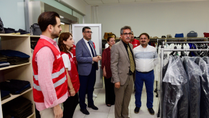 Hizmete açılan Kızılay butik mağazasından öğrencilere ücretsiz giyim desteği