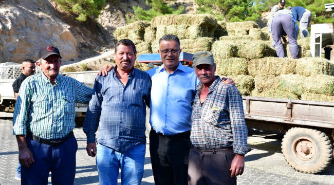 Osmaniye mahallesinde belediye çiftçilere ücretsiz yonca dağıtımı yaptı