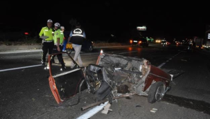 Otomobil ikiye bölündü kazada 5 kişi yaşamını yitirdi