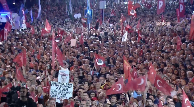  Özel, mitinge katılan on binlerce vatandaşa seslendi