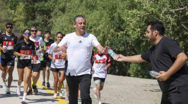 Özgür Özel, CHP 102'nci yıl koşusu'na katıldı