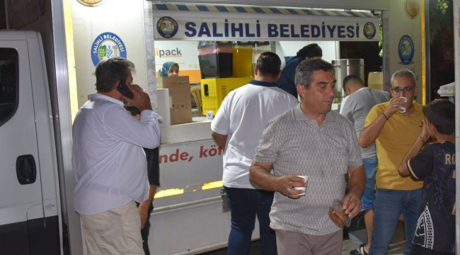 Salihli'de belediye vatandaşlara kandil simidi ikramı