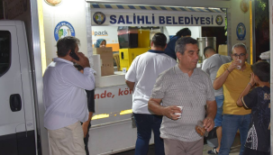 Salihli'de belediye vatandaşlara kandil simidi ikramı