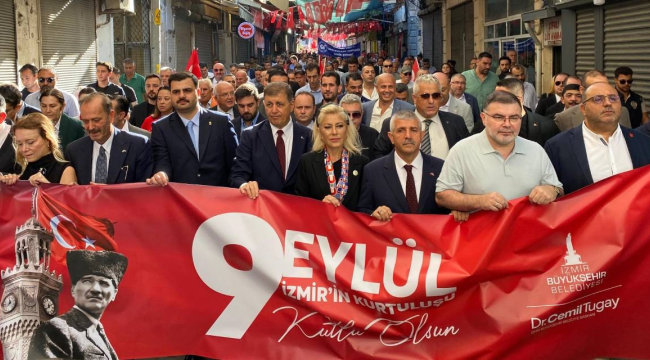 'Zafer Yürüyüşü'ne binlerce İzmir'li katıldı