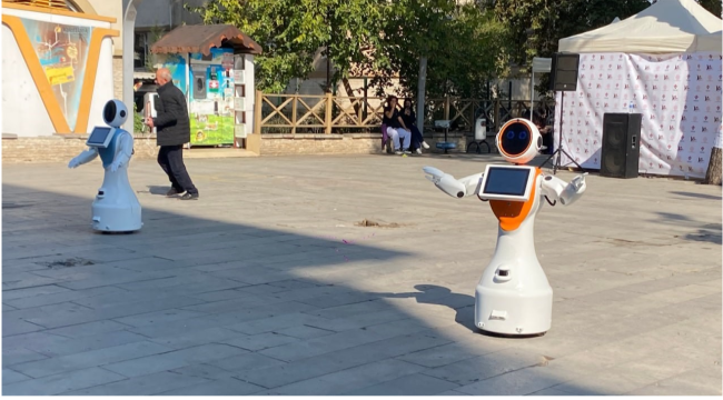 Alaşehir bilim şenliğinde zeybek oynayan robotlar ilgi odağı oldu.