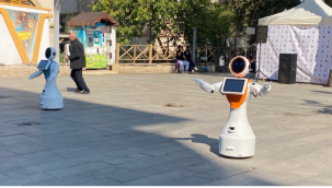 Alaşehir bilim şenliğinde zeybek oynayan robotlar ilgi odağı oldu.