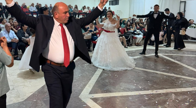 Başkan Akdeniz önce nikah kıydı sonra zeybek oynadı
