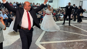 Başkan Akdeniz önce nikah kıydı sonra zeybek oynadı