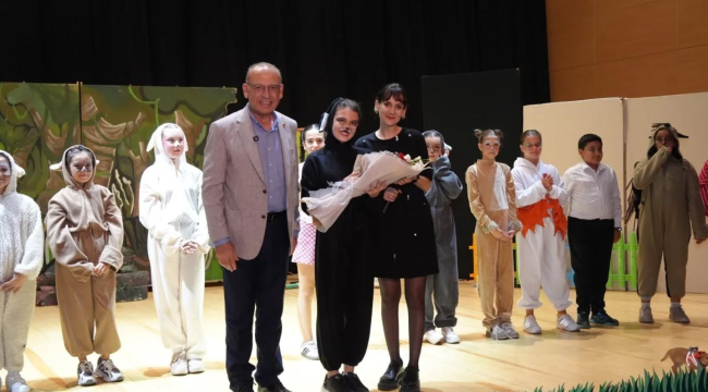 Başkan Akın "Şeftali sokağı hayvanları" oyununu izledi