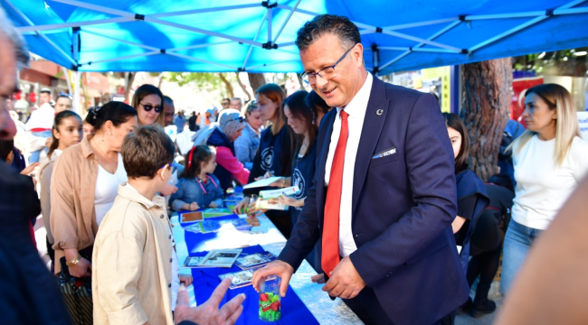 Başkan Öküzcüoğlu çağdaş yaşamı destekleme derneğinin kitap dağıtımına katıldı
