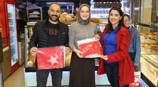 Belediye çarşı esnafına bayrak dağıttı