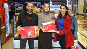 Belediye çarşı esnafına bayrak dağıttı