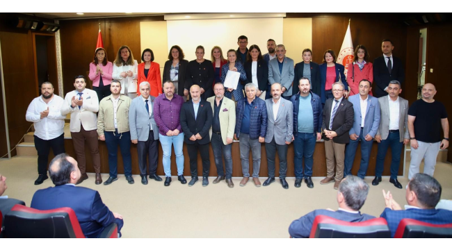 CHP Manisa İl Başkanı Özalper,mazbatasını aldı