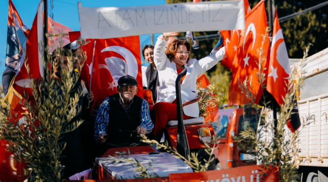 Didim'de cumhuriyet çoşkusuna katılan köylüler traktör kuyruğu oluşturdu