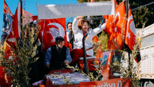 Didim'de cumhuriyet çoşkusuna katılan köylüler traktör kuyruğu oluşturdu