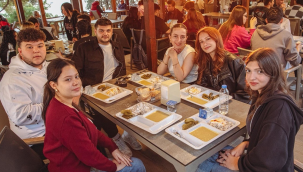 Kuşadası'nda üniversite öğrencileri için ücretsiz akşam yemeği hizmetimiz devam ediyor!