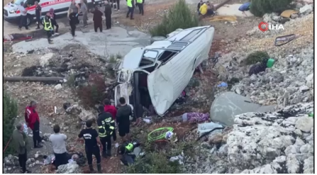 Minibüs şarampole yuvarlandı: 5 kişi hayatını kaybetti,10'dan fazla yaralı var