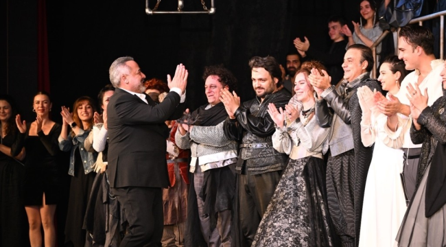 Romeo ve Juliet aşklarını sahnede bir kez daha sahneledi