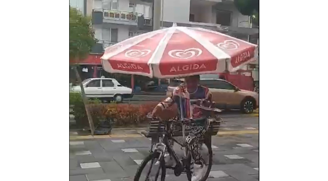 Salihli'de yağmurda bisikletle çay servisi…