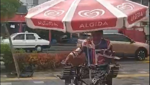 Salihli'de yağmurda bisikletle çay servisi…