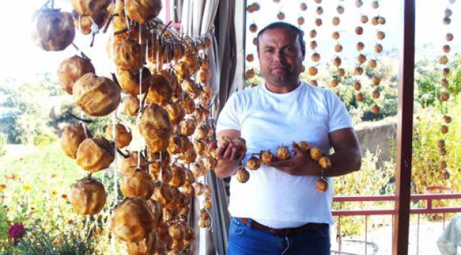 Sarıgöl'de balkonlar cennet elmasıyla renklendi 