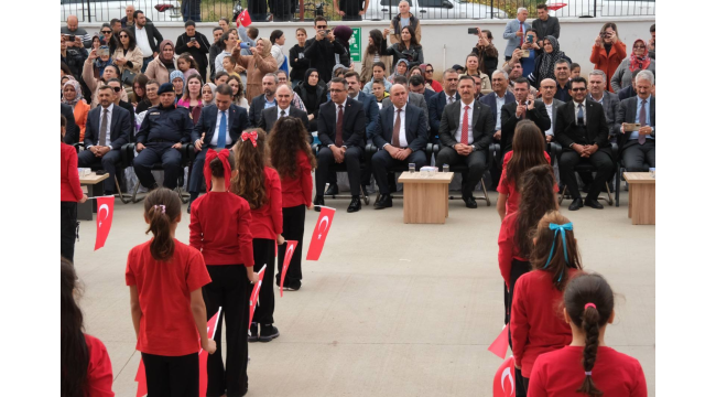 Sarıgöl'de düzenlenen törenle 2 ilkokul bir orta okul açıldı