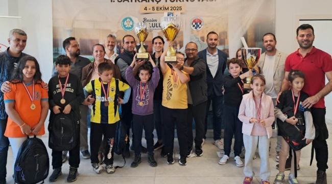 Satranç turnuvasında dereceye girenlere ödülleri düzenlenen törenle verildi