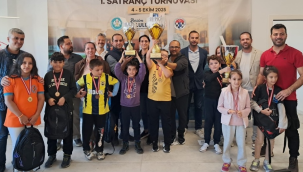 Satranç turnuvasında dereceye girenlere ödülleri düzenlenen törenle verildi