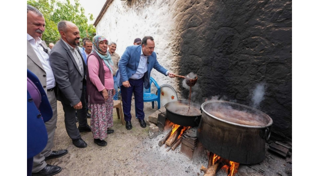 Yuntdağı'nda 4 mahalleyi ziyaret eden başkanlar pekmez kaynattı