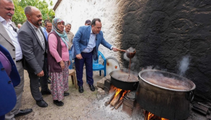 Yuntdağı'nda 4 mahalleyi ziyaret eden başkanlar pekmez kaynattı