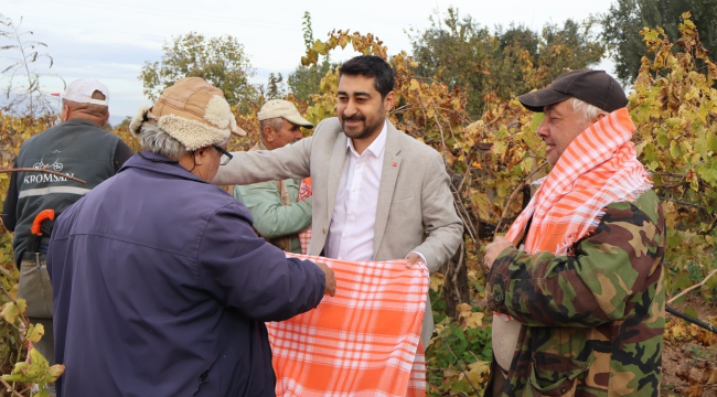 Ahmetli belediyesi üzüm bağlarında budama yapan üreticilere sarık hediye etti