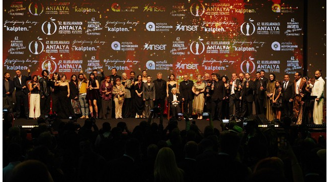 Antalya film festivalinde'Tavşan İmparatorluğu' filmi ödülleri topladı 