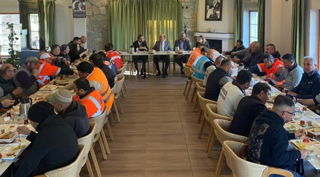 Başkan Akdeniz temizlik işçileri kahvaltıda buluştu 